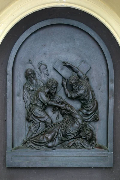 耶稣在克罗地亚萨格勒布圣方济各泽维尔教堂的第9个十字架站第三次倒下 — 图库照片