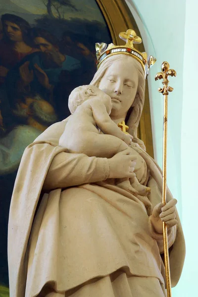 Virgen María Con Niño Jesús Una Estatua Altar Mayor Iglesia —  Fotos de Stock