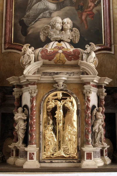 克罗地亚萨格勒布亚历山大圣凯瑟琳教堂洛约拉的圣伊格纳提乌斯祭坛上的帐幕 — 图库照片