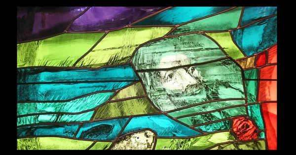 德国贝尼迪克顿修道院的西格尔 考德尔所著的 观察生活元素 彩色玻璃窗户的细节 — 图库照片