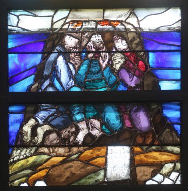 Tanrı, oğlu İsa aracılığıyla bu dünyada kurtuluşa kavuşuyor. Almanya 'nın Piflas kentindeki St. John kilisesinde Sieger Koder tarafından hazırlanan vitraylı pencerenin ayrıntıları.