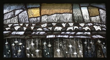 Tanrı, oğlu İsa aracılığıyla bu dünyada kurtuluşa kavuşuyor. Almanya 'nın Piflas kentindeki St. John kilisesinde Sieger Koder tarafından hazırlanan vitraylı pencerenin ayrıntıları.