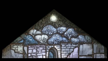 Tanrı, oğlu İsa aracılığıyla bu dünyada kurtuluşa kavuşuyor. Almanya 'nın Piflas kentindeki St. John kilisesinde Sieger Koder tarafından hazırlanan vitraylı pencerenin ayrıntıları.