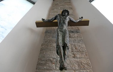 Sieger Koder tarafından Holzmuhle, Almanya 'daki Saint James kilisesinde çarmıha gerilme