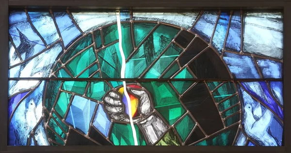 神は彼の栄光のすべての完成に彼自身を導きます ドイツのピフラスの聖ヨハネ教会のシーガー コーダーによるステンドグラスの窓の詳細 — ストック写真