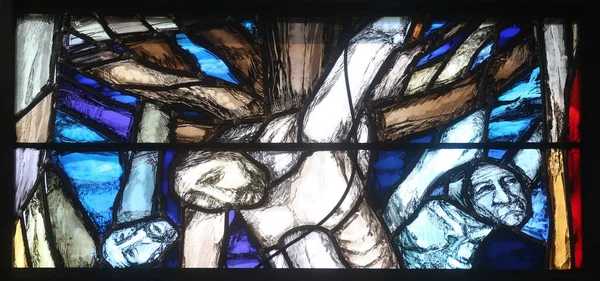 神の約束は人々に勇気と希望を与えます彼らの人生と救いの道 ドイツのピフラスの聖ヨハネ教会のシーガー コーダーによるステンドグラスの窓の詳細 — ストック写真