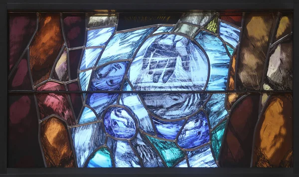 神は彼の栄光のすべての完成に彼自身を導きます ドイツのピフラスの聖ヨハネ教会のシーガー コーダーによるステンドグラスの窓の詳細 — ストック写真