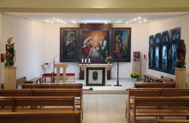 Paris, Fransa 'daki Büyük Aziz Albert Kilisesi' nde Sieger Koder 'in sunağı.