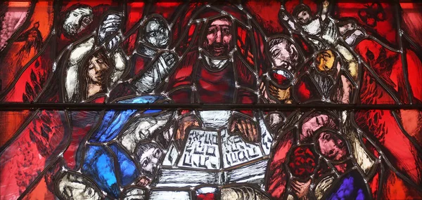 上帝承受着全人类的罪恶感 德国皮弗拉斯圣约翰教堂彩色玻璃窗户的细节 — 图库照片