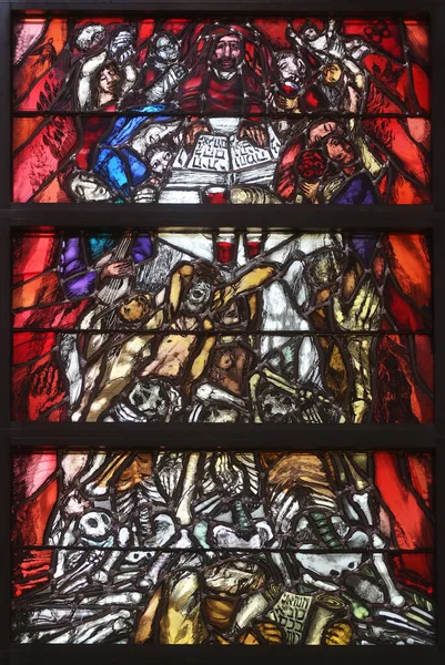ドイツのピフラスにある聖ヨハネ教会のシーガー コーダーのステンドグラスの窓によって すべての人類の罪を負われます — ストック写真