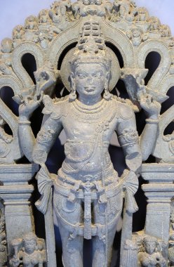 Vishnu 'nun 12.-13. yüzyıldan kalma heykeli şu anda Hindistan' da bulunan Mumbai 'deki Chhatrapati Shivaji Maharaj Müzesi olarak bilinen Galler Prensi Müzesi' nde sergilenmektedir.