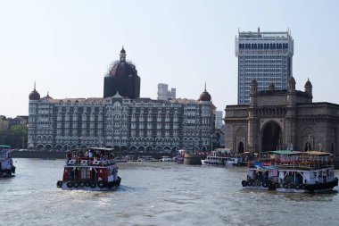 Taj Mahal Oteli, Hindistan Kapısı ve Hindistan, Mumbai 'de Arap Denizi' nin sularındaki turist tekneleri.