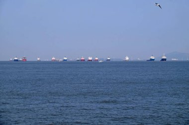 Hindistan, Mumbai dışındaki Arap Denizi 'nde demirli ticari gemi.