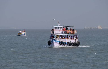 Hindistan 'dan Fil Mağaraları, Mumbai, Hindistan' a tekne yolculuğu.