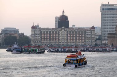 Taj Mahal Oteli ve turist tekneleri Mumbai, Hindistan 'da Arap Denizi' nin sularında
