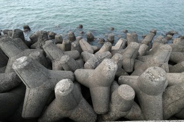 Mumbai, Hindistan 'daki Marine Drive' da tetrapodlar