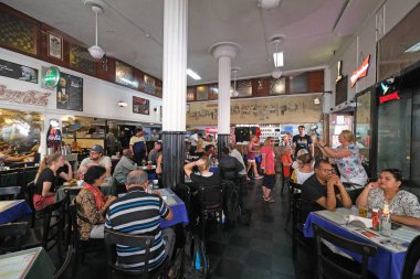 Popüler eski tarz restoranın müşterileri Mumbai, Hindistan 'daki Leopold Cafe Colaba