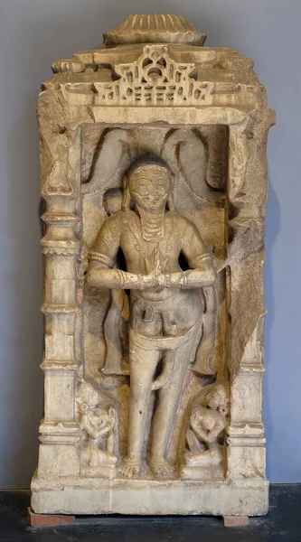 12世紀にウェールズ王子博物館で公開されたジャイナ教の信者像で 現在はインドのムンバイにあるチャトラパティ シバジ マハラジ博物館として知られています — ストック写真