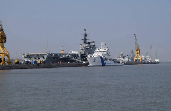 停泊在孟买港口的印度Viraat航母和海岸警卫队船只 — 图库照片