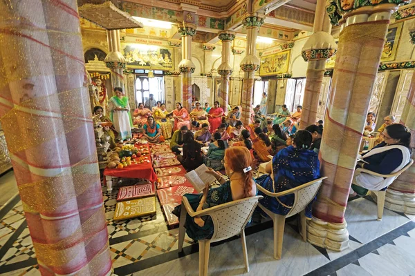 信仰者はムンバイのバブー アミチとパナラル アディシュワージ ジャイン寺院で祈る — ストック写真