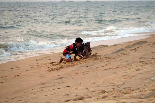 印度北果阿Candolim海滩上的儿童在沙滩上玩耍 — 图库照片