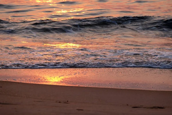 Candolim Sahili Kuzey Goa Hindistan Daki Kumların Üzerinde Dalgalar Dönüyor — Stok fotoğraf