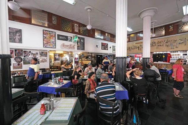 Клиенты Популярного Ресторана Старого Стиля Leopold Cafe Colaba Мумбаи Индия — стоковое фото