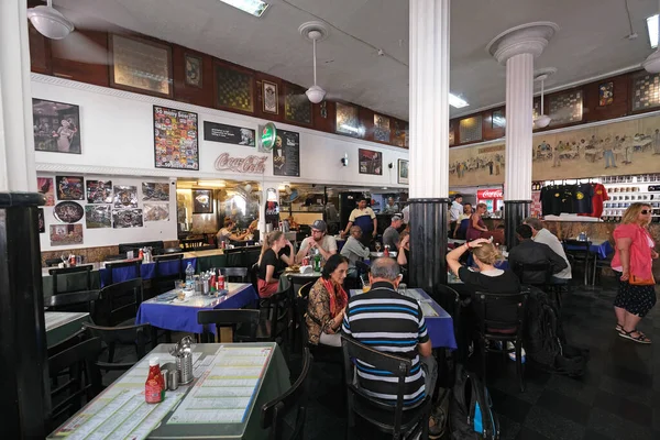 Clientes Popular Restaurante Estilo Antigo Leopold Cafe Colaba Mumbai Índia — Fotografia de Stock