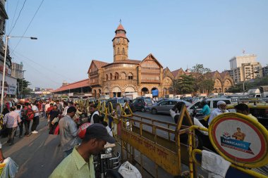 İngiliz Raj döneminde inşa edilen Crawford pazarı, şimdi resmen Mahatma Jyotiba Phule Market, Mumbai, Hindistan olarak değiştirildi.
