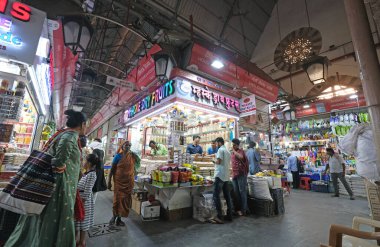İngiliz Raj döneminde inşa edilen Crawford pazarı, şimdi resmen Mahatma Jyotiba Phule Market, Mumbai, Hindistan olarak değiştirildi.