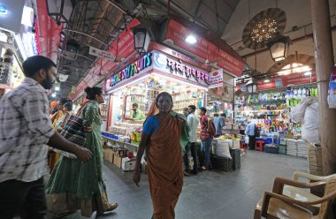 İngiliz Raj döneminde inşa edilen Crawford pazarı, şimdi resmen Mahatma Jyotiba Phule Market, Mumbai, Hindistan olarak değiştirildi.