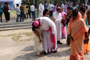 İnananlar, piskoposu Kumrokhali, Batı Bengal, Hindistan 'daki Lourdes Kilisesi' nin önünde selamlayın.