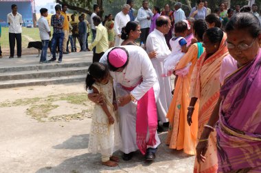 İnananlar, piskoposu Kumrokhali, Batı Bengal, Hindistan 'daki Lourdes Kilisesi' nin önünde selamlayın.