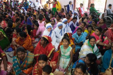 Kumrokhali, Batı Bengal, Hindistan 'daki Lourdes Kilisesi' nde ayin