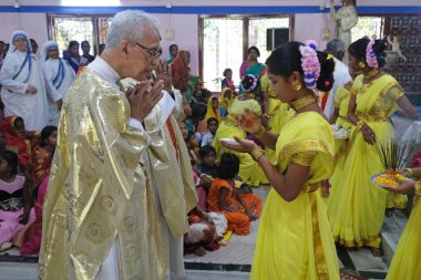 Kumrokhali, Batı Bengal, Hindistan 'daki Lourdes Kilisesi' nde ayin