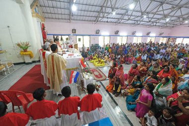 Kumrokhali, Batı Bengal, Hindistan 'daki Lourdes Kilisesi' nde ayin