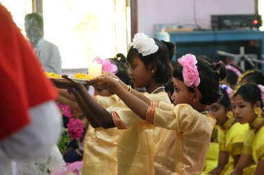 Kumrokhali, Batı Bengal, Hindistan 'daki Lourdes Kilisesi' nde ayin