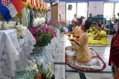 Kumrokhali, Batı Bengal, Hindistan 'daki Lourdes Kilisesi' nde ayin