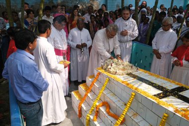 Piskopos Shyamal Bose, Batı Bengal, Hindistan 'daki Kumrokhali' de 105. doğum günü münasebetiyle Hırvat misyoner Cizvit Peder Ante Gabric 'un mezarında namaz kıldırıyor.
