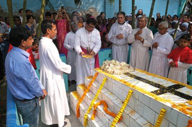 Piskopos Shyamal Bose, Batı Bengal, Hindistan 'daki Kumrokhali' de 105. doğum günü münasebetiyle Hırvat misyoner Cizvit Peder Ante Gabric 'un mezarında namaz kıldırıyor.