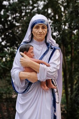 Kumrokhali 'deki Katolik Kilisesi' nin önündeki Rahibe Teresa heykeli, Batı Bengal, Hindistan