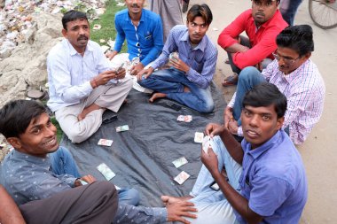 Kumrokhali köyünde kağıt oynayan adamlar, Batı Bengal, Hindistan