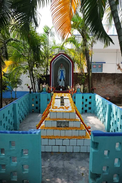 在印度西孟加拉邦Kumrokhali 一名克罗地亚传教士 耶稣会神父Ante Gabric的坟墓 在他105岁生日时被装饰 — 图库照片
