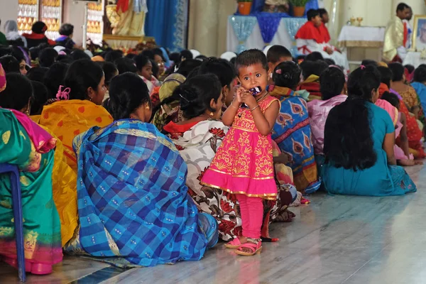 インド 西ベンガル州クムロカリにあるルルド教会の聖母のミサにおける子供たち — ストック写真