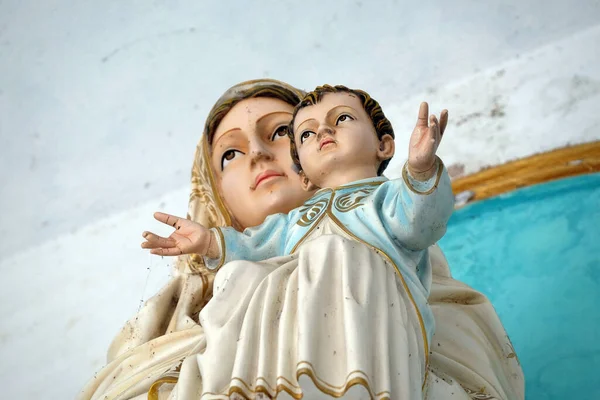 Dziewica Maryja Dzieciątkiem Jezus Figura Portalu Kościoła Matki Bożej Lourdes — Zdjęcie stockowe