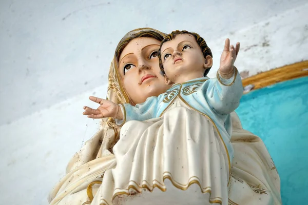 Jungfrau Maria Mit Jesuskind Statue Auf Dem Portal Der Kirche — Stockfoto