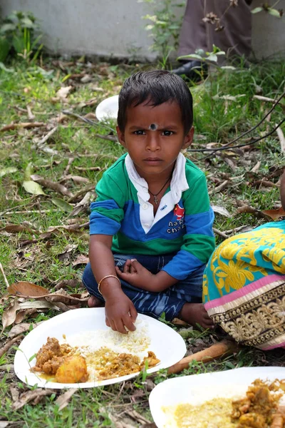 Jovem Rapaz Almoça Sentado Chão Aldeia Kumrokhali Bengala Ocidental Índia — Fotografia de Stock