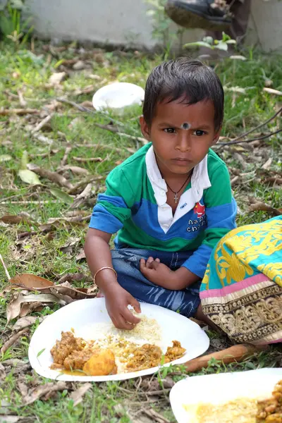 Ein Kleiner Junge Isst Mittagessen Auf Dem Boden Sitzend Dorf — Stockfoto
