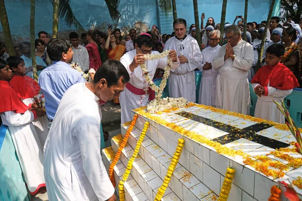 Shyamal Bose主教在印度西孟加拉邦Kumrokhali的克罗地亚传教士 耶稣会神父Ante Gabric的墓前祈祷 — 图库照片