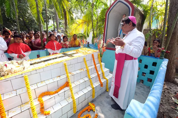Shyamal Bose主教在印度西孟加拉邦Kumrokhali的克罗地亚传教士 耶稣会神父Ante Gabric的墓前祈祷 — 图库照片